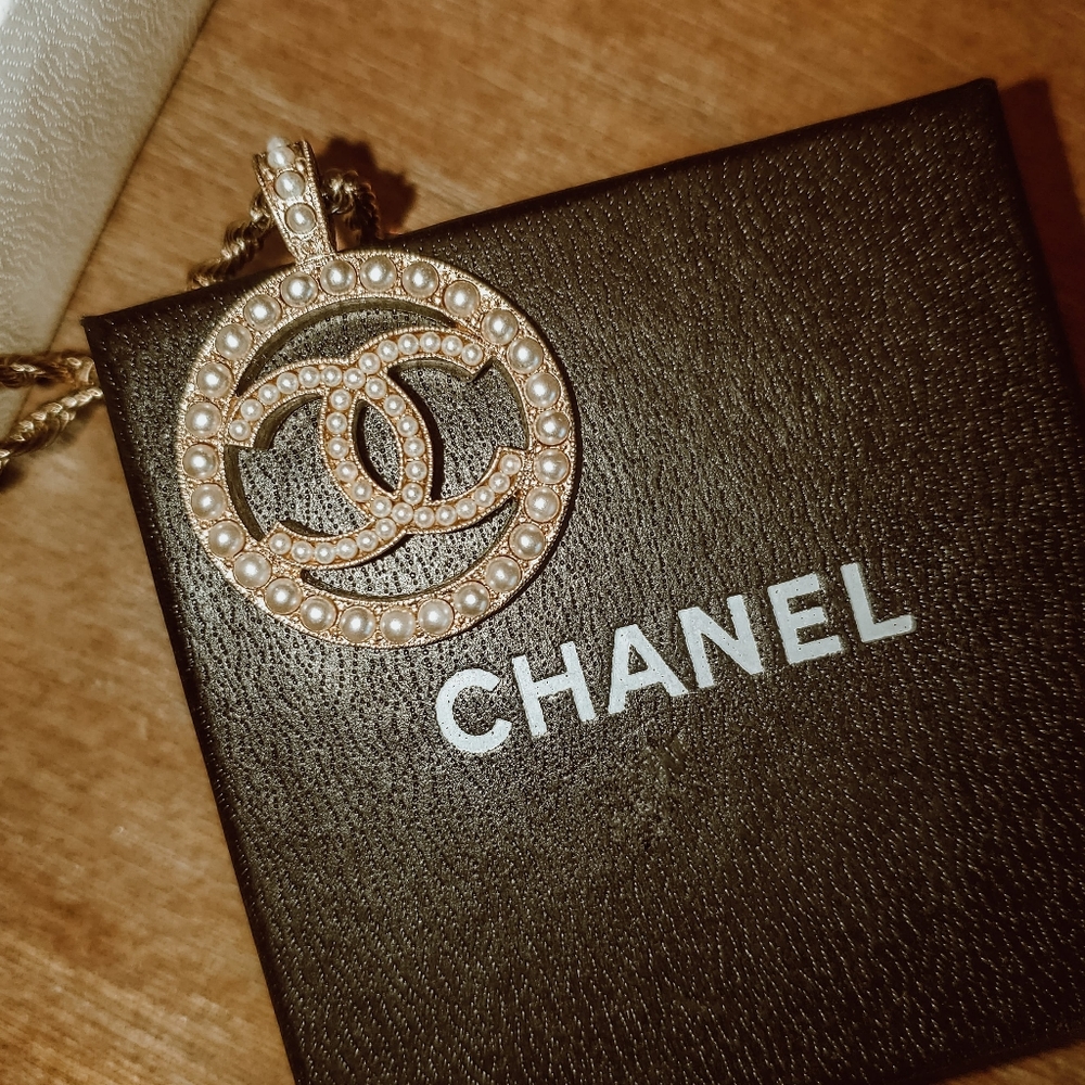 Chanel gold and pearl necklace charm